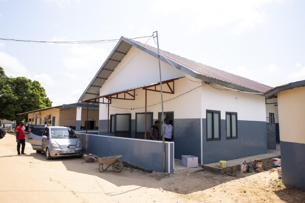 Nieuwe kraamkliniek: samen bouwen aan veilige moederzorg met Stichting Brufut Vooruit